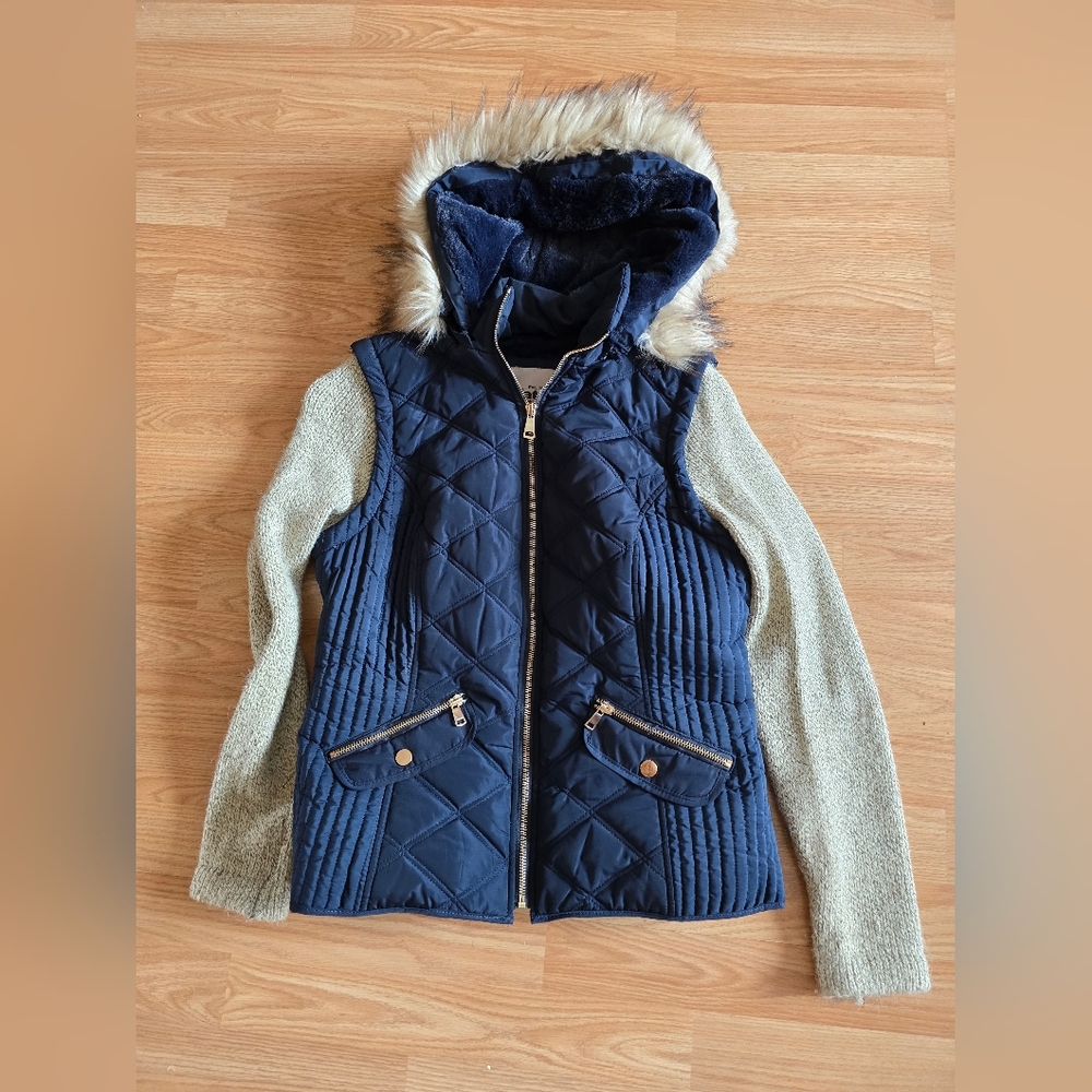 Attoo Medium Navy Quilted Vest with Faux Fur Hood.  One Snag On One Sleeve.